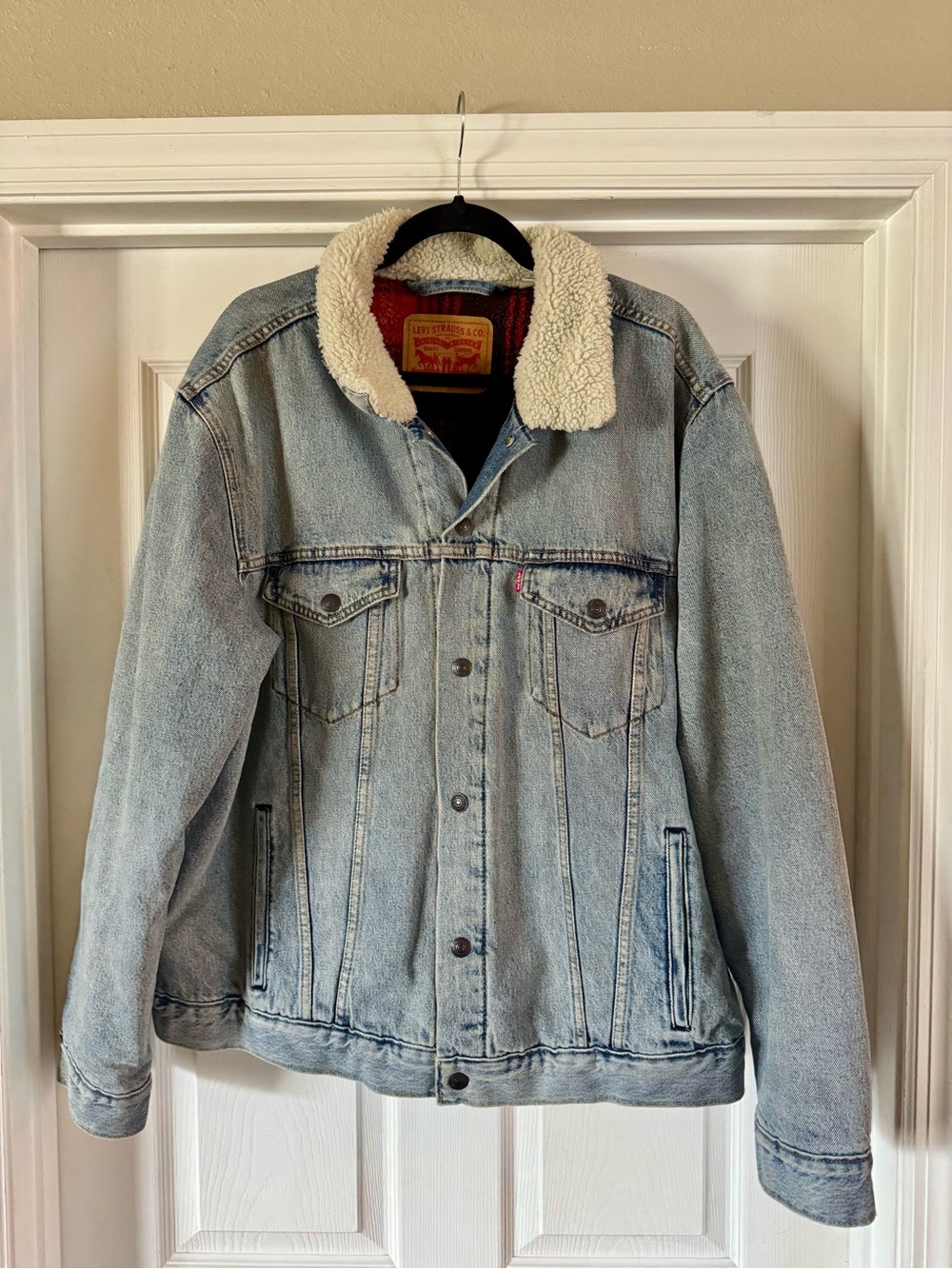 Levi's Men’s Blue Denim Sherpa-Lined Jeans Jacket - Red Plaid Interior